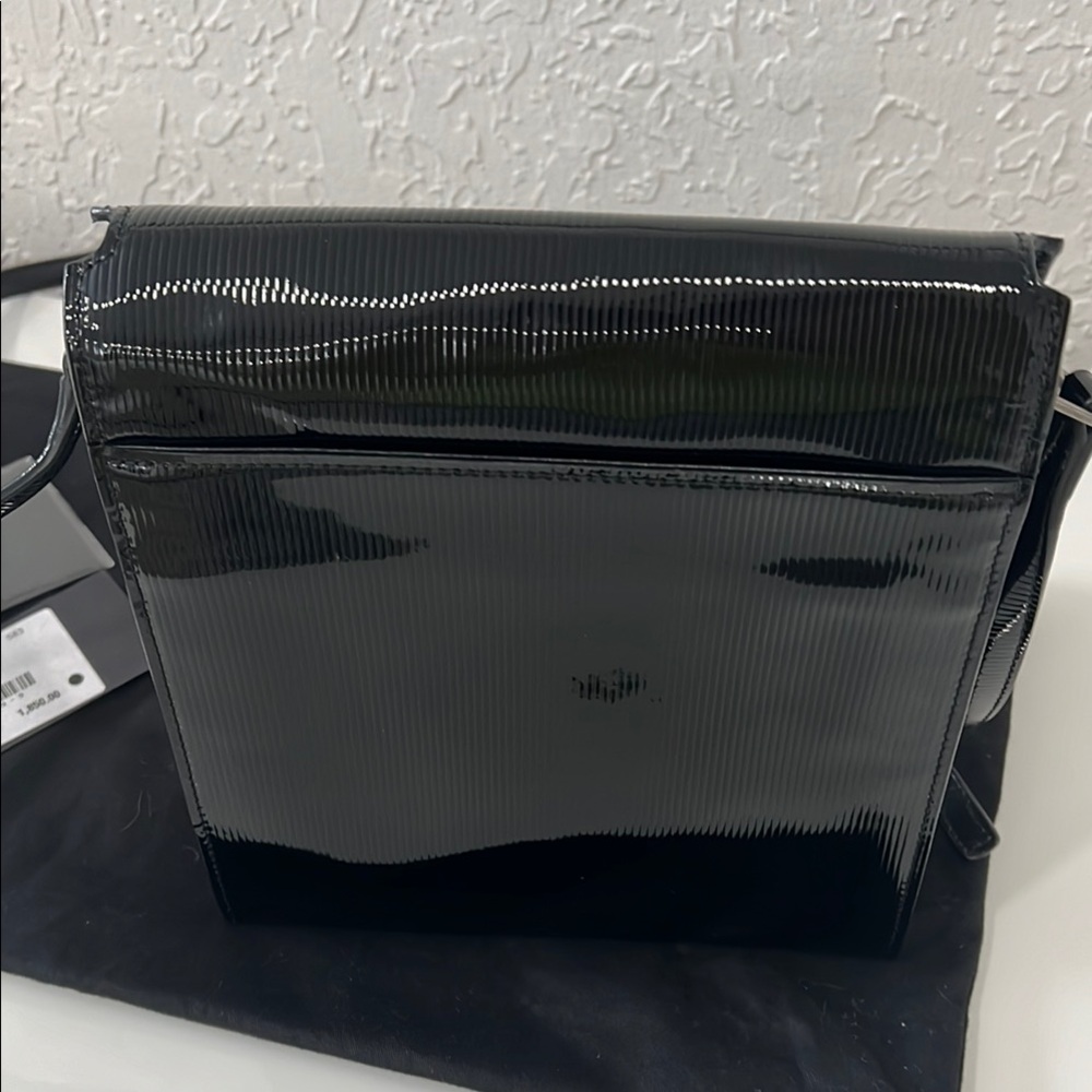 Saint Laurent Black Crossbody Bag with Sleek Design - Picture 5 of 8